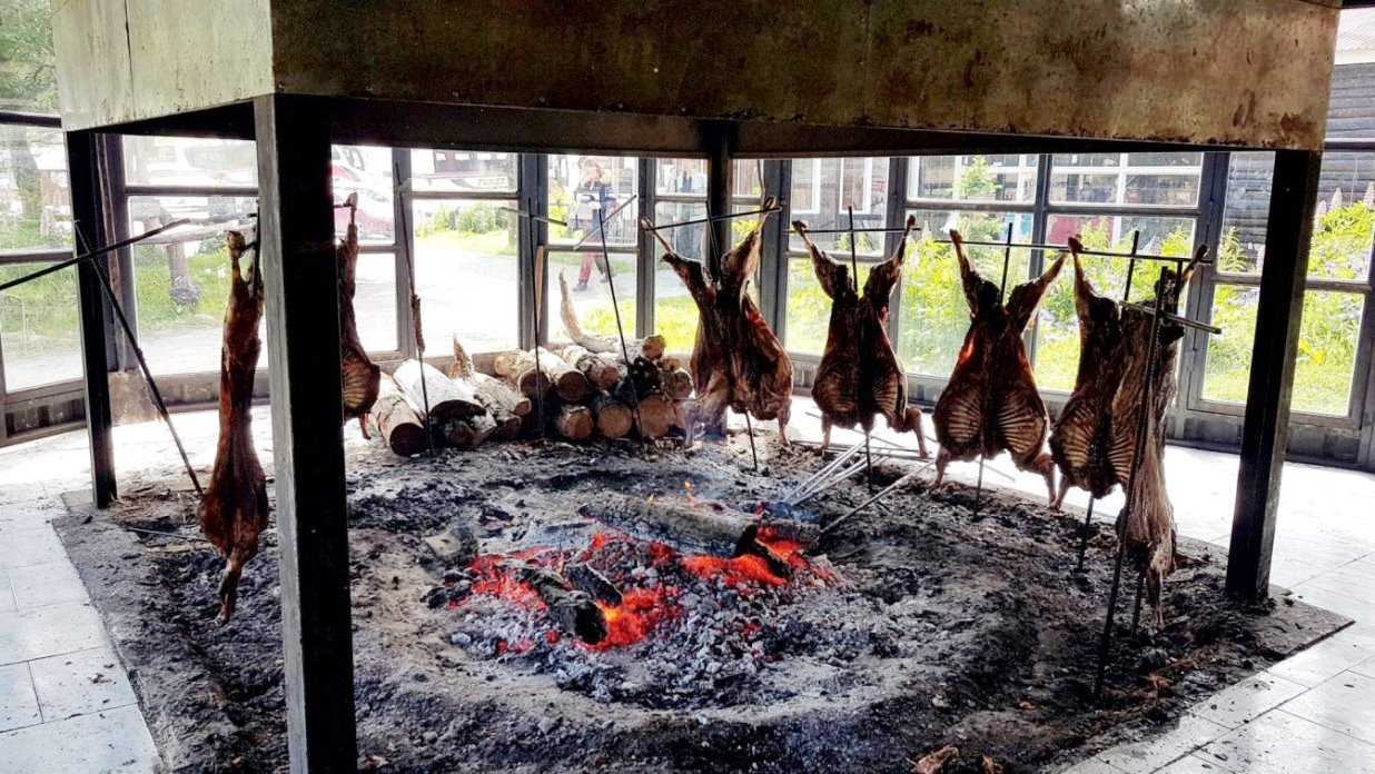 Im Inneren des Grillhauses - Schafe am Grill