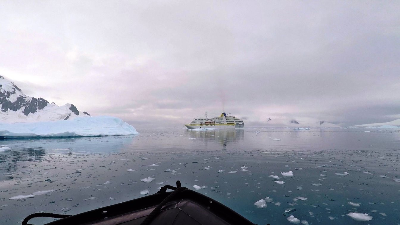 Voraus ankert unser Schiff