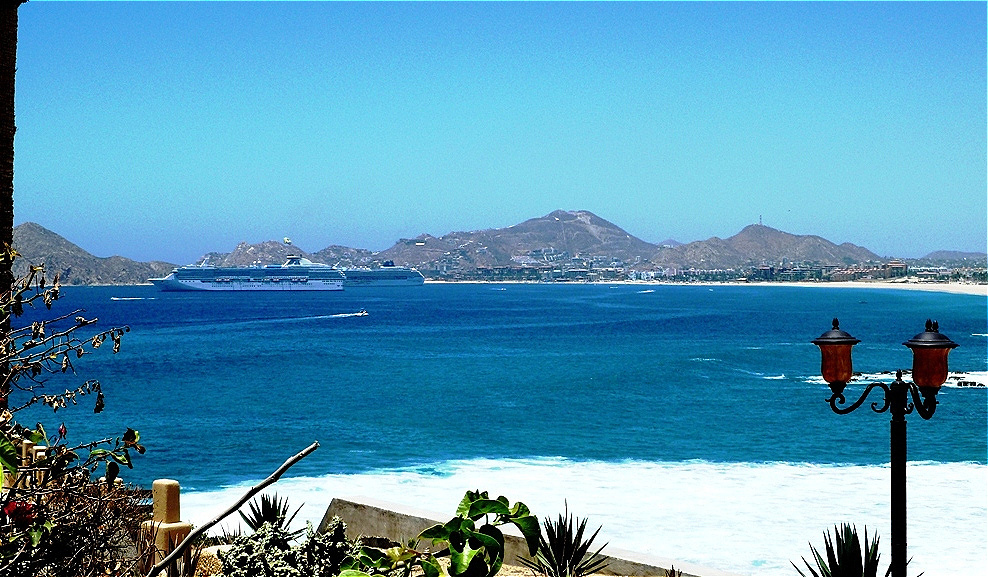 Vor der Bucht liegt die unser Schiff die "Norwegian Sun" vor Anker