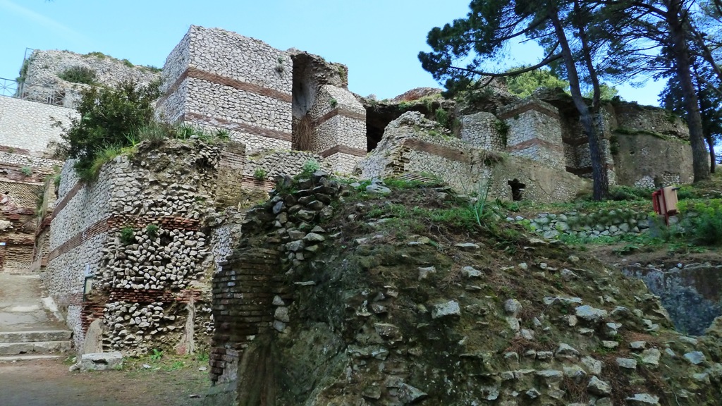 Vor Tiberius' Palastanlage - dieser wurde um das Jahr 27 n. Chr. errichtet