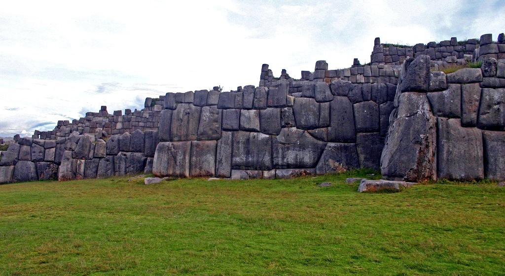 Sacsayhuaman
Zum Bau der Mauer wurden riesige Steine von den 20 km entfernten Steinbrüchen heran transportiert und dann bearbeitet, bis sie fugenlos aneinander passten
