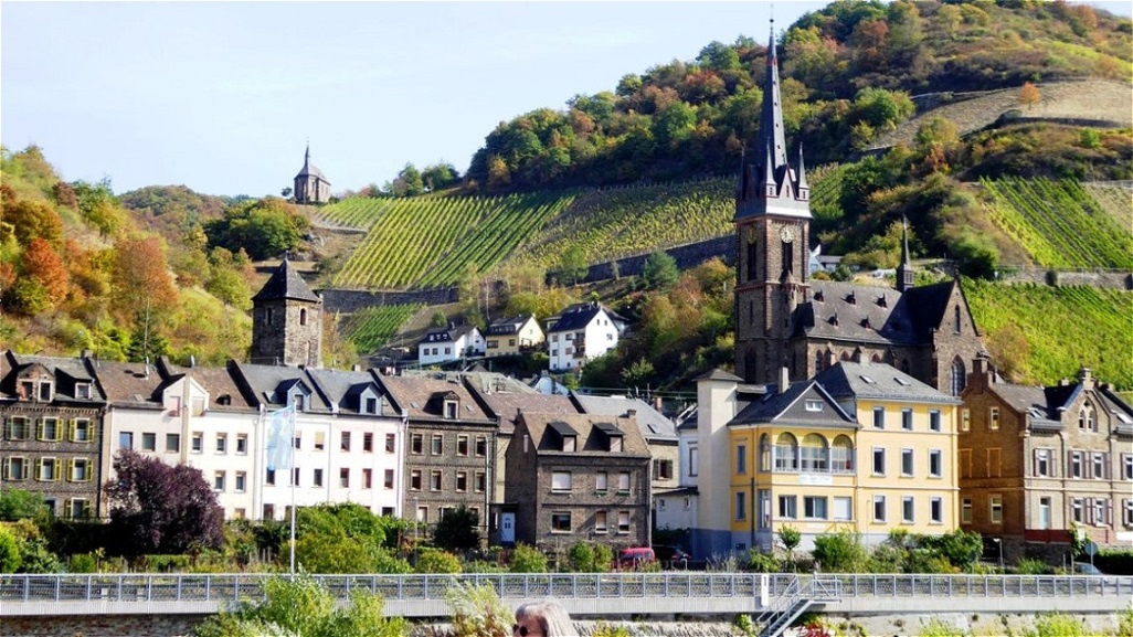 Lorchhausen am Rhein mit Pfarrkirche St. Bonifatius und Clemenskapelle in den Weinbergen
