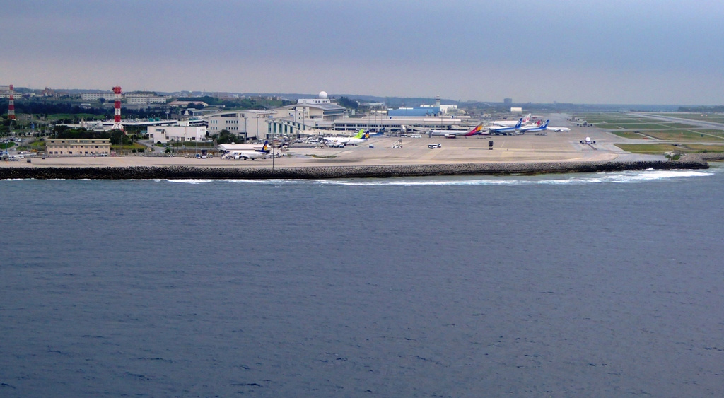 Der Flughafen liegt direkt an der Hafeneinfahrt