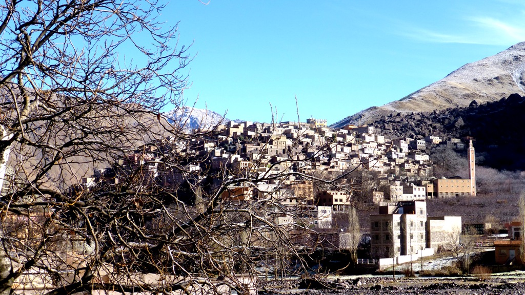 Größere Siedlung am Gegenhang