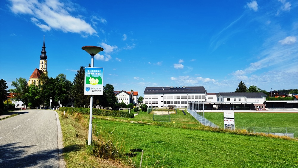 Eggelsberg  Kirche und Mittelschule