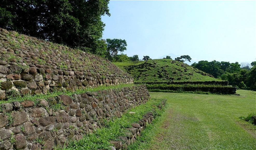 Der Großteil der Bauten
ist vom Dschungel überwuchert und wird erst freigelegt.