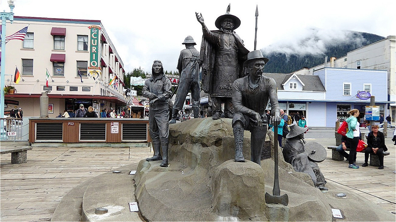 
Auf dem Felsen ganz oben steht Häuptling Johnson. Er begrüßte die ankommenden Pioniere und begann schon früh mit Handelsgeschäften.
