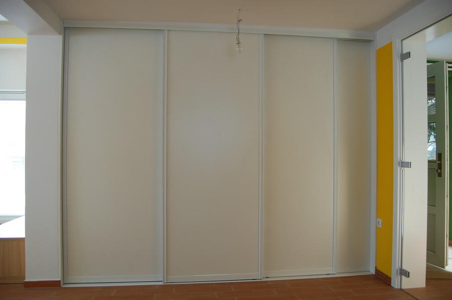 Vgradna omara z ALU okovjem v beli barvi