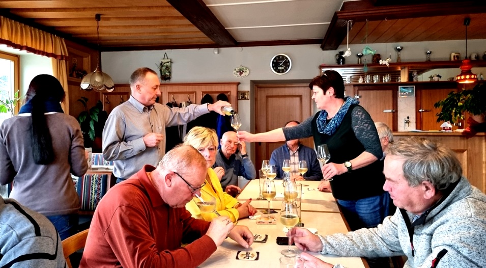 Fritz und Hildegard Schnaitl schenken ein