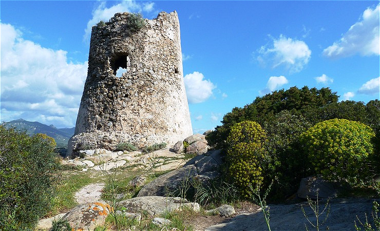 Sarazenenturm - von den Spaniern gegen Überfälle der Piraten errichtet. Die nordafrikanischen Sarazenen überfielen immer wieder, zwischen dem 14. und 16. Jahrhundert, mit ihren Schiffen die christlichen Mittelmeerufer, plünderten und zerstörten die Küstenorte