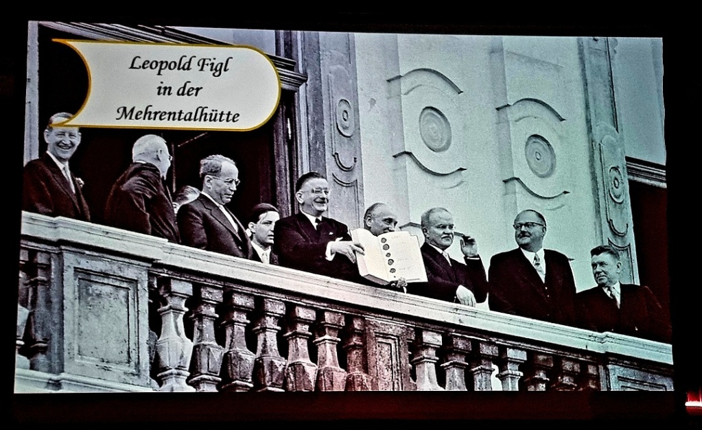 15. Mai 1955 - Stolz präsentiert Bundeskanzler Leopold Figl den unterzeichneten Staatsvertrag