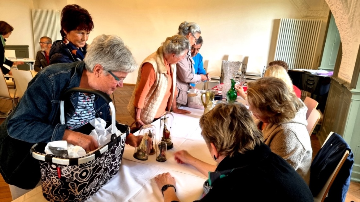 Heiligenfiguren hinter Glas