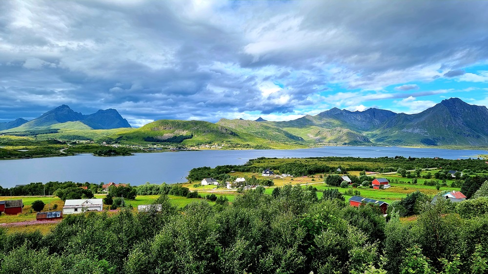 Wolken - Berge - Wasser - grünes Land