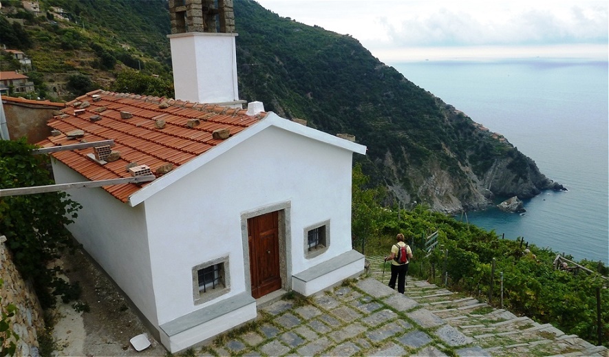 Vorbei an der neuen Kirche