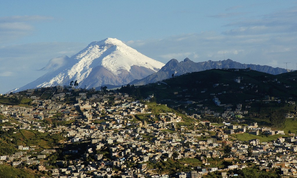 Am Berghang die südlichen Vorstädte - dahinter der Cotopaxi