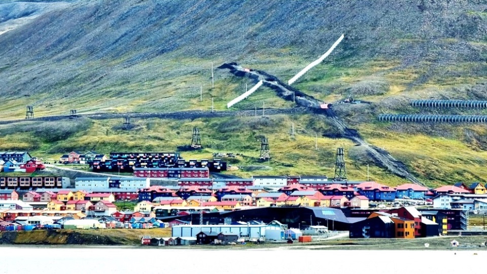 In leicht abfallenden Flözen, zwischen den Gesteinsschichten, liegen die Kohlevorkommen