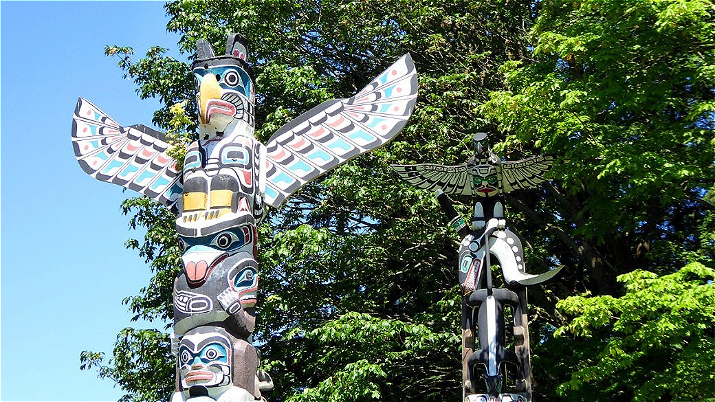 Adler zieren die Spitze der Pfähle