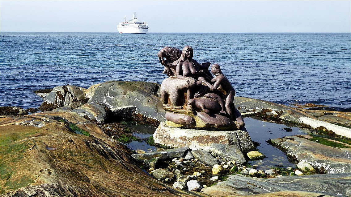 Draußen liegt die  Astor vor Anker