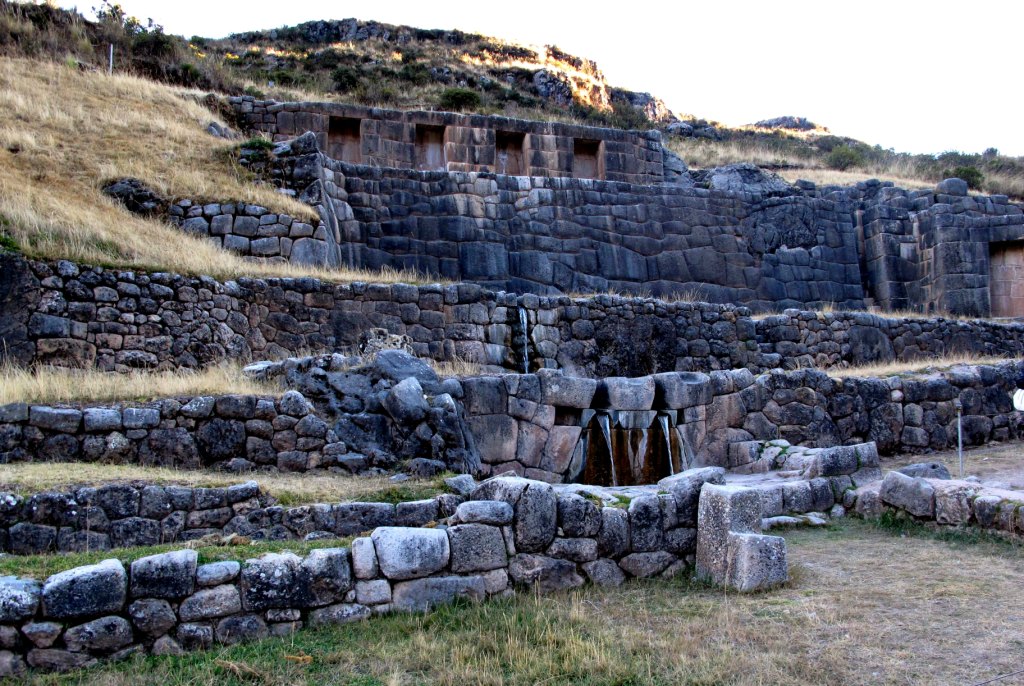 Tambo Machay
Tambo Machay (Bad der Inka) ist ein Wasserheiligtum in Cuzco aus der Inka-Zeit. Dort ergießt sich das Wasser in Kanälen über vier terrassenförmige Ebenen. Dafür wurde der natürliche Felsen behauen und künstliches Mauerwerk eingearbeitet