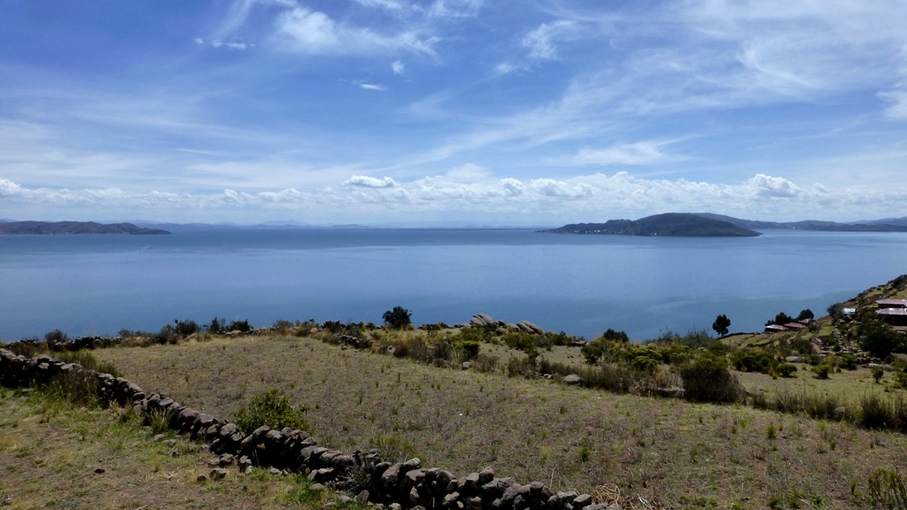 Uferwanderung in 3.812 m Seehöhe
Der Titicacasee ist mit einer Fläche von 8.288 Quadratkilometern nach dem Maracaibo-See Südamerikas zweitgrößter See