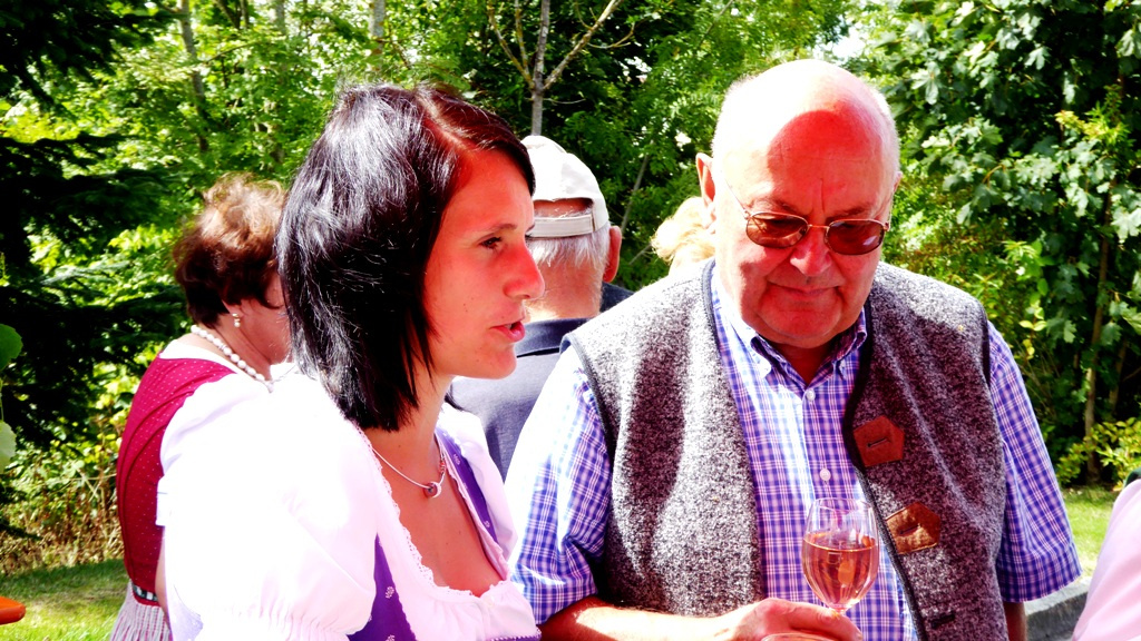 Unser Obmann führt ein angeregtes Gespräch mit der 1. Innviertler Winzerkönigin Kathrin Günzinger