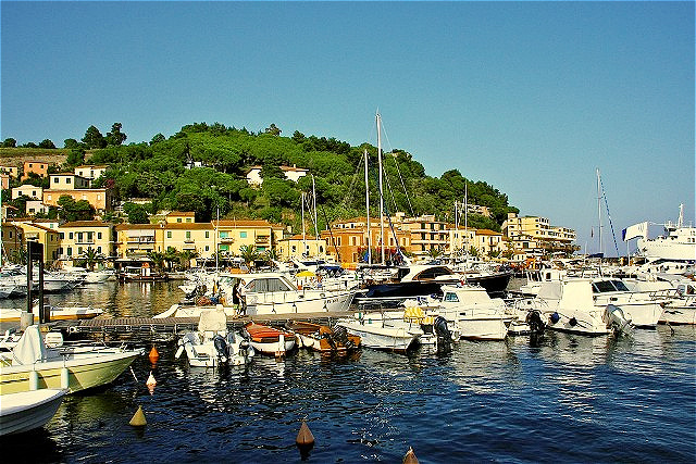Porto Azzurro - der malerische Ort liegt an der Ostküste Elbas in einer Bucht, dem Golf von Mola