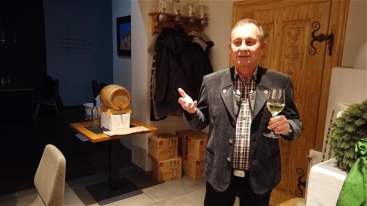 ...und lobt den Jahrgang als einen sehr guten "Tropfen ...