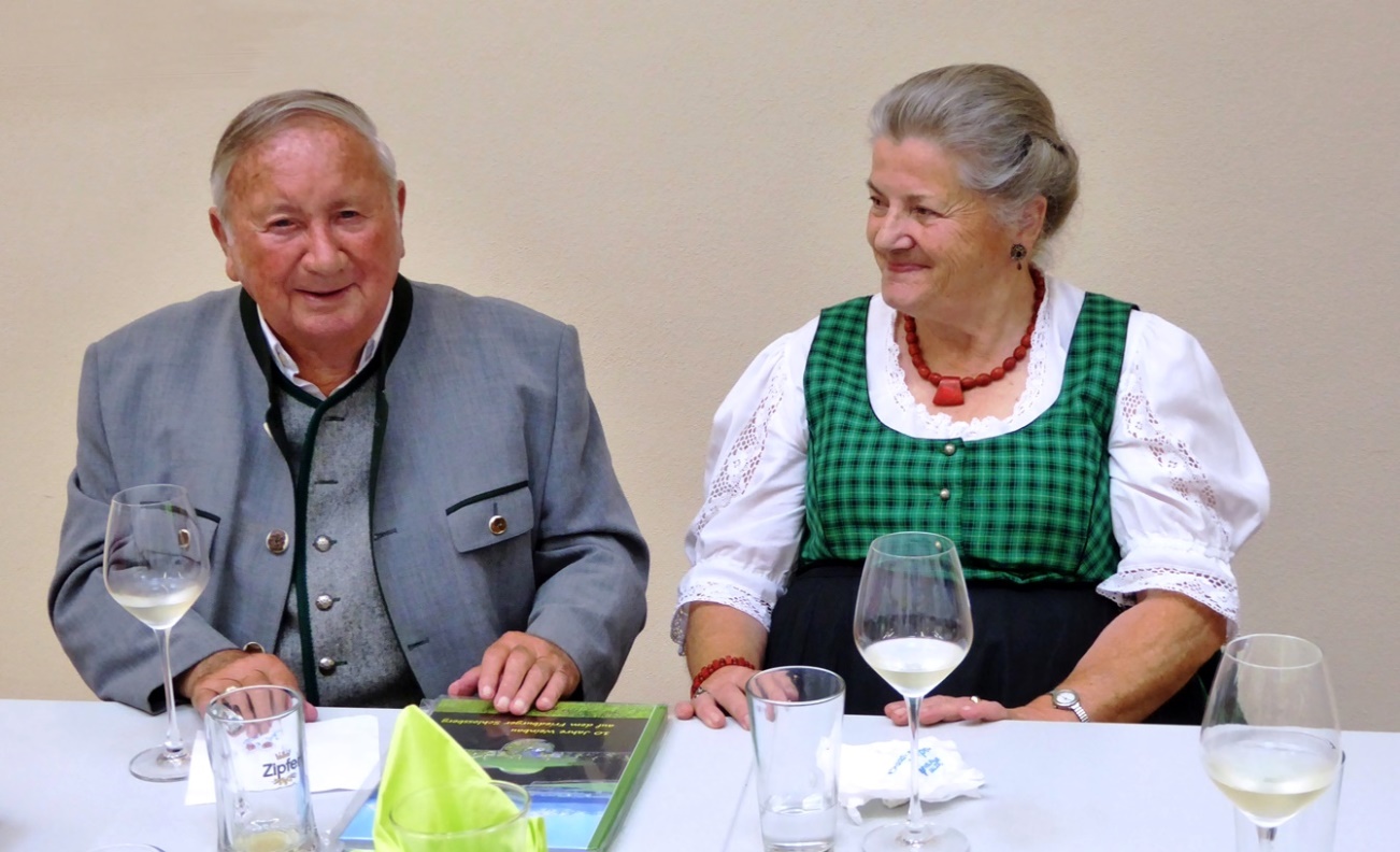 2018_06_29   Buchüberreichung "10 Jahre Weinbau auf dem Schlossberg"im Pfarrcafé