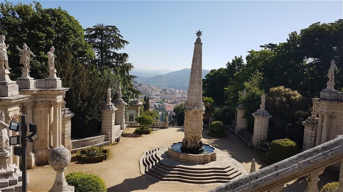 Aus der Mitte einer großen Wasserschale erhebt sich ein 22 Meter hoher Obelisk, verziert und gestützt von mythischen Atlanten.