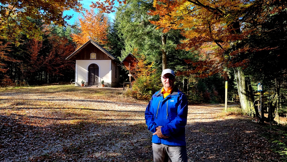 Von hier geht es abwärts auf dem Kreuzweg zur Burgstall auf dem Schlossberg