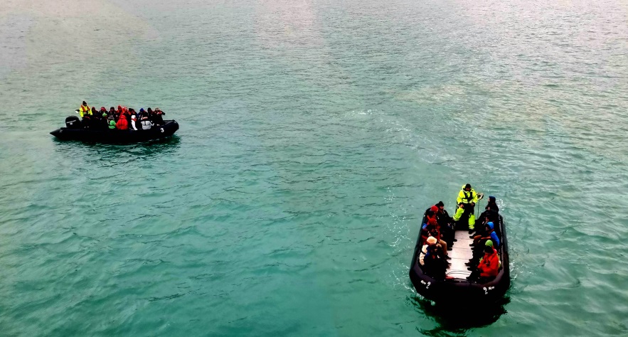 Die Zodiaks bringen uns in die Nähe der mächtigen Gletscher