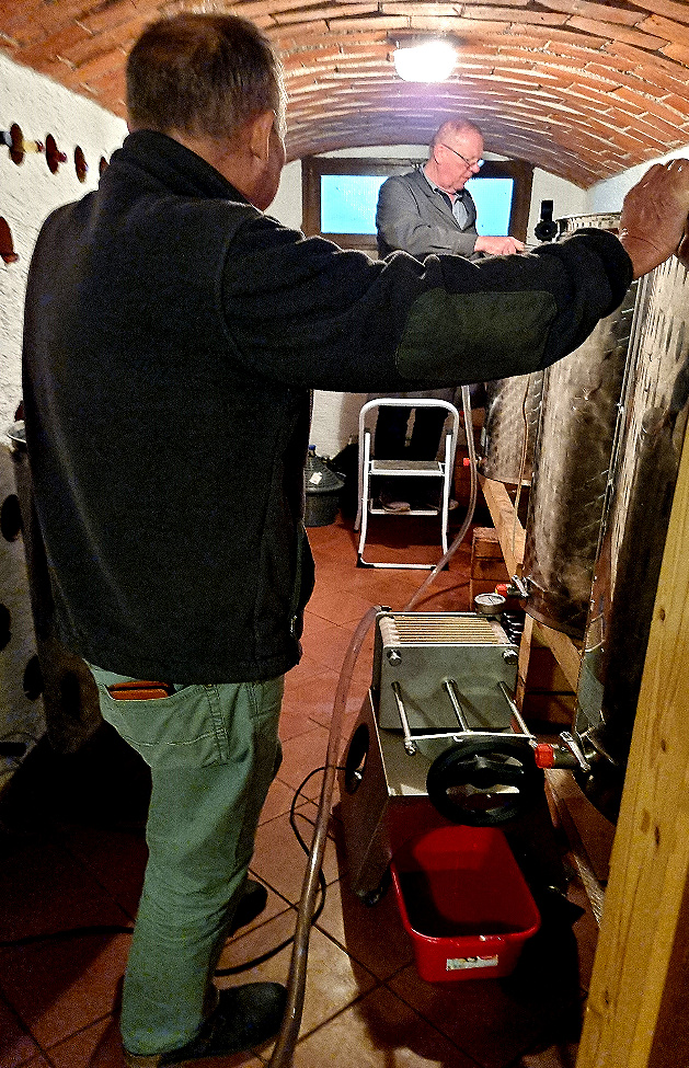 Kellermeister Fritz Schnaitl überwacht die Filtration.