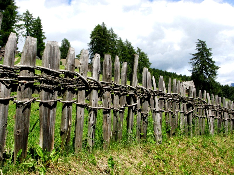 Landestypischer Flechtzaun