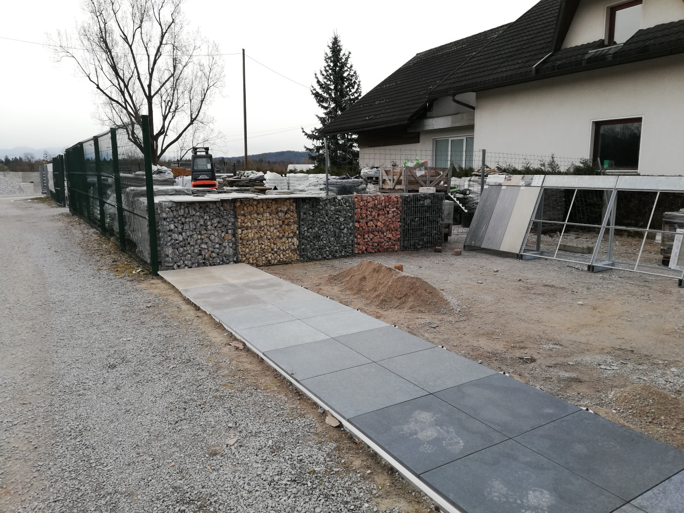 Priprava terana in polaganje plošč