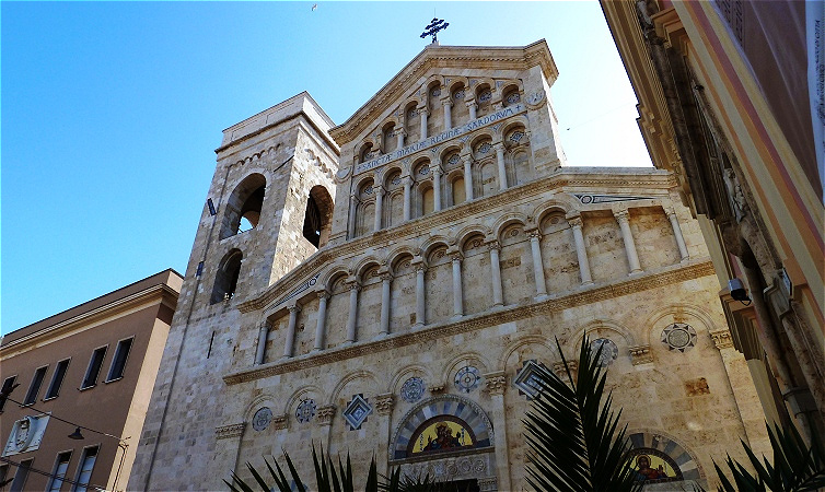 Der Dom zu Cagliari - Kathedrale Santa Maria di Castello, Bischofskirche des Erzbistums Cagliari, wurde im 13. Jh. von den Pisanern im gotisch-pisanischen Stil errichtet