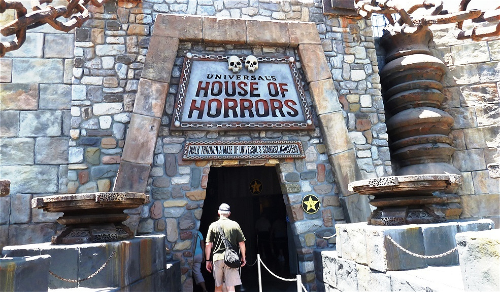 Lebende Monster erschrecken dich !
Verkleidete Komparsen erschrecken dich dort, wo du am wenigsten gefasst bist !