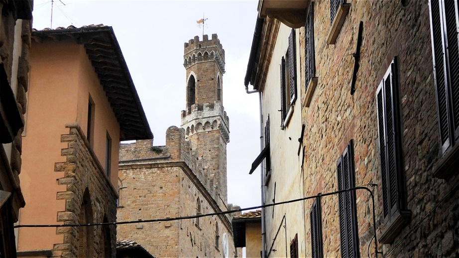 In der Via dei Marchesi
kurz vor dem Turm des Palazzo dei Priori