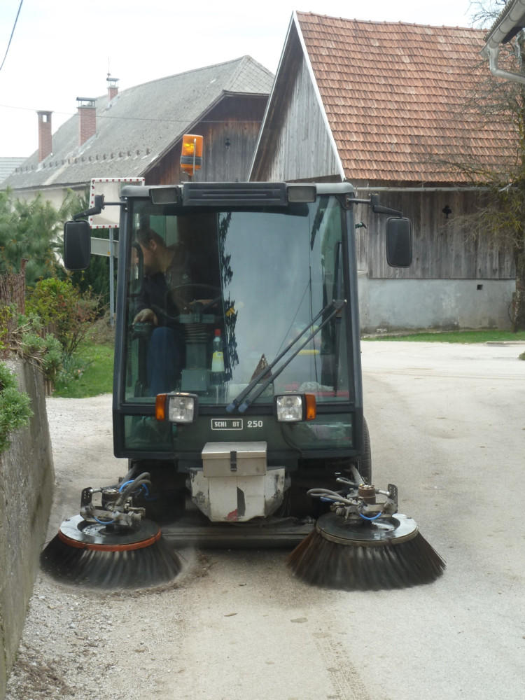 pometanje ceste v Zgornjih Gorjah