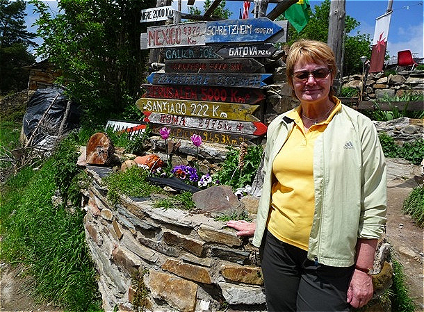 Am Eingang weht die Fahne der Templer