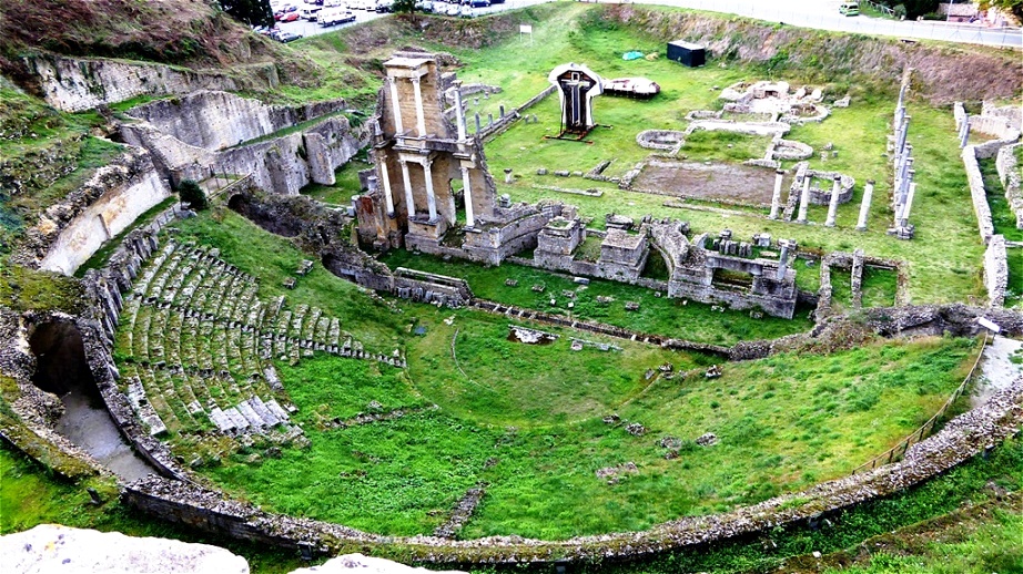 Das römische Theater und die Thermen - erbaut zur Zeit von Kaiser Augustus