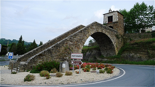 Das alte Portomarin versank im Stausee Belesar - die Brückenstadt wurde an höherer Stelle wieder errichtet