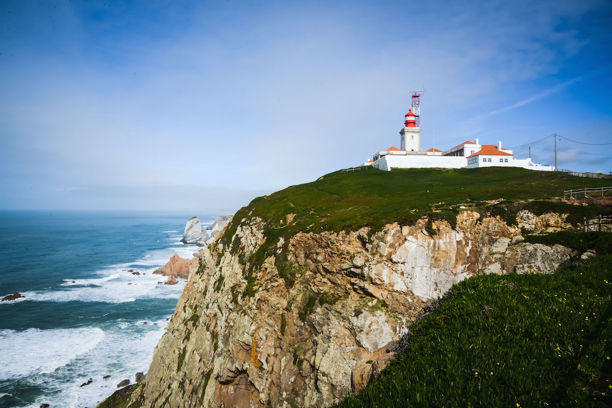 Cabo da Roca ist der westlichste Punkt des Festlands des europäischen Kontinents. Er liegt in Portugal an der Atlantikküste westlich von Lissabon in einer Höhe von 140 Metern über dem Meeresspiegel.
