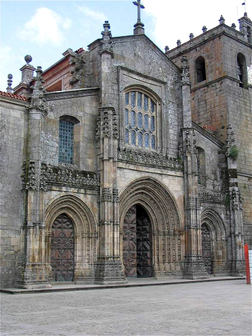 Vor dem Portal der Kathedrale von Lamego