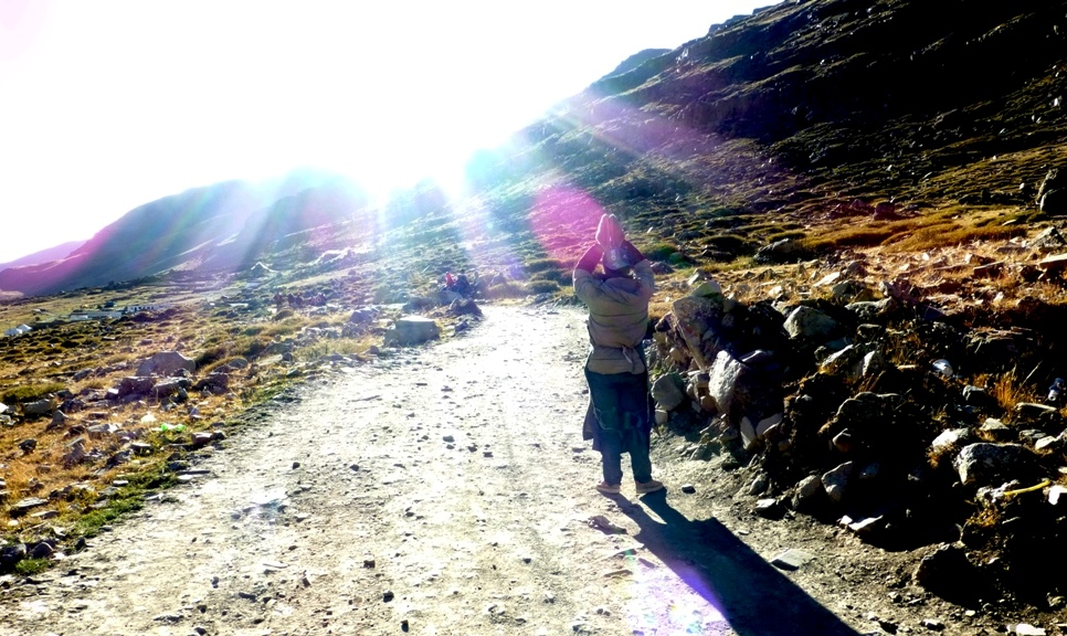 Nicht alle Pilger gehen die Kora
So manche Tibeter umwandern den heiligen Berg in Form von unzähligen Niederwerfungen und messen so die Strecke mit ihrer Körperlänge aus