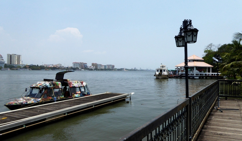 Blick vom Resort auf den Meeresarm