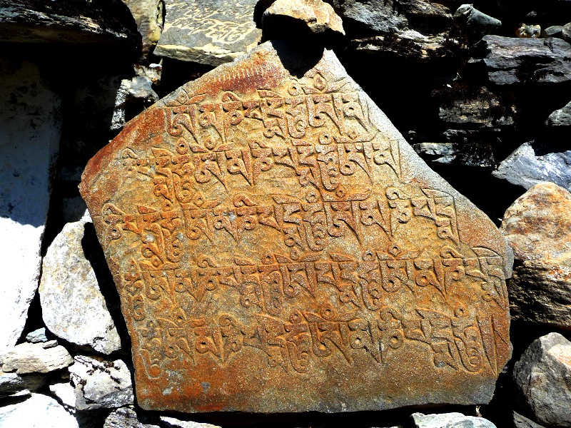 Mani-Stein
Ein Manistein ist ein mit heiligen Texten oder traditionellen Gebetsformeln - häufig dem „Om mani padme hum“ - gravierter oder beschrifteter Stein 