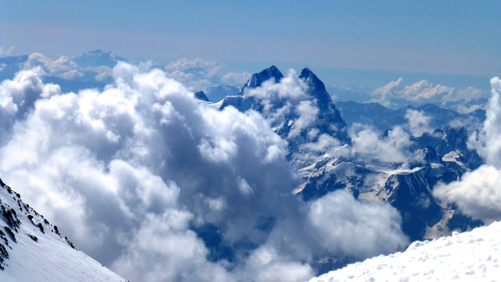 Szenario aus Wolken und Bergen