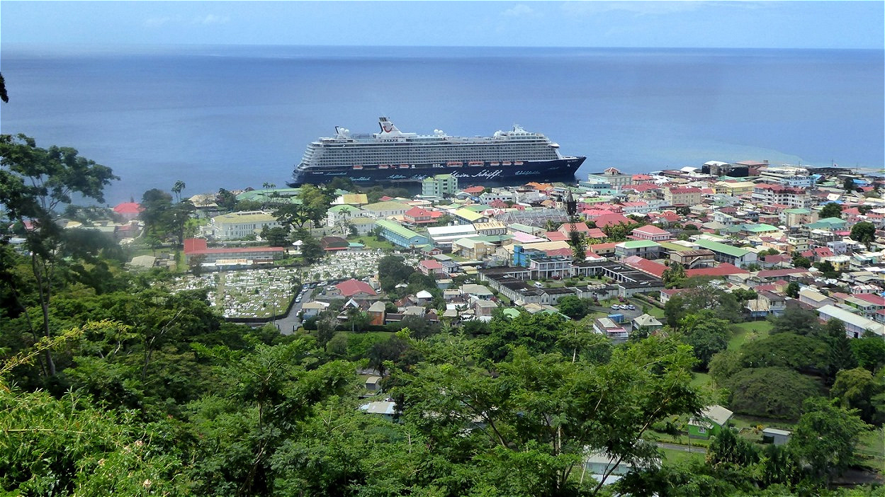 "Mein Schiff 3" im Hafen von Roseau