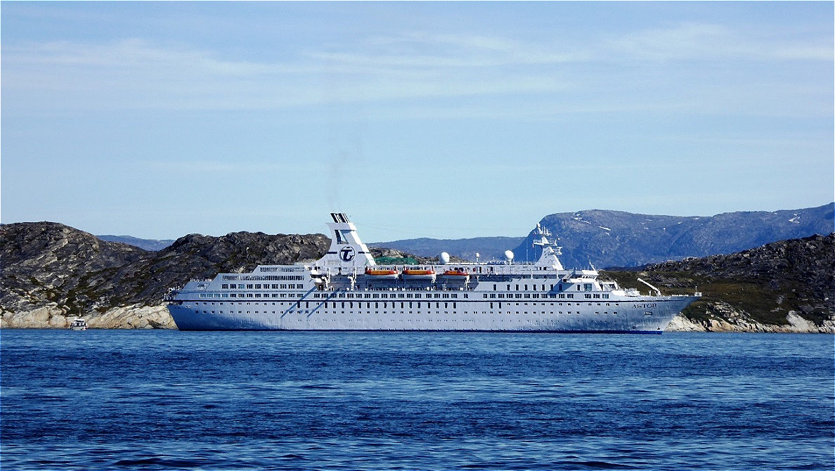 Unser Schiff liegt vor der Felsenküste vor Anker !