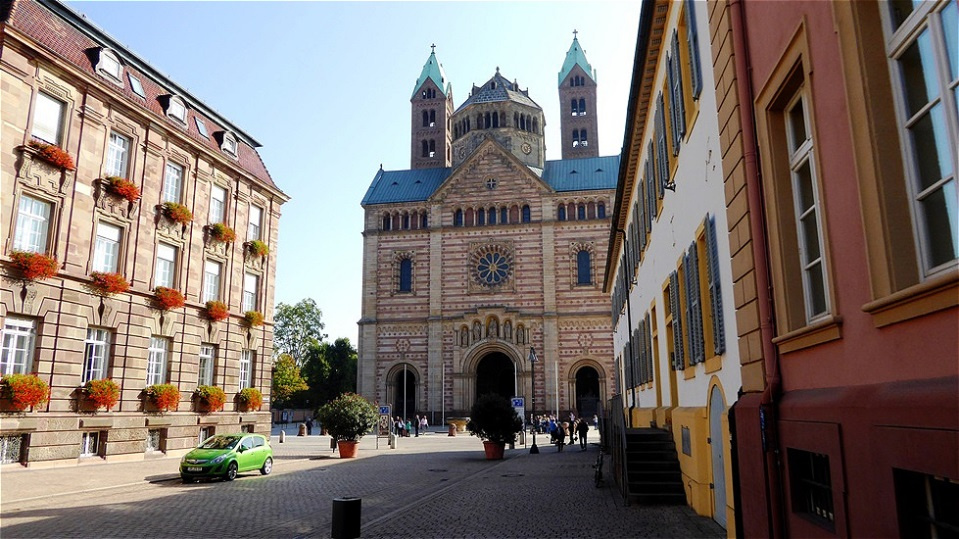 Links das Stadthaus Speyer